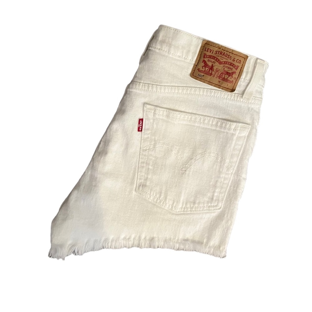 White 501 Levi’s shorts